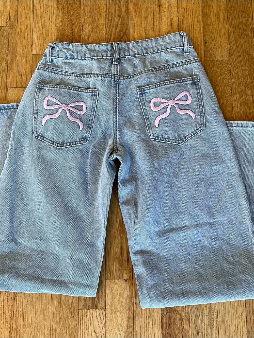 Edikted Wide Leg Baggy Light Wash Pink Embroidered Bow Pocket Jeans Sz XS / 26”